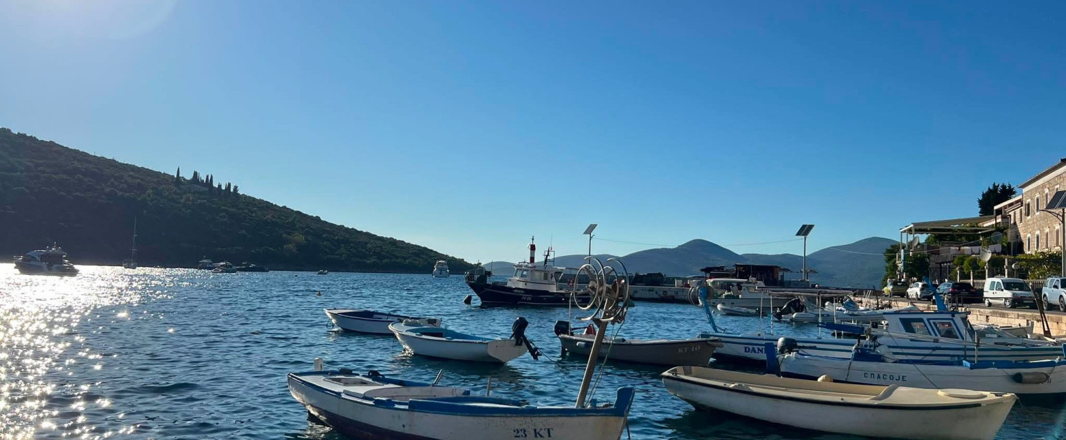 Ovde kao da je vreme stalo: Skriveno selo na Crnogorskom primorju pravi je raj na zemlji FOTO