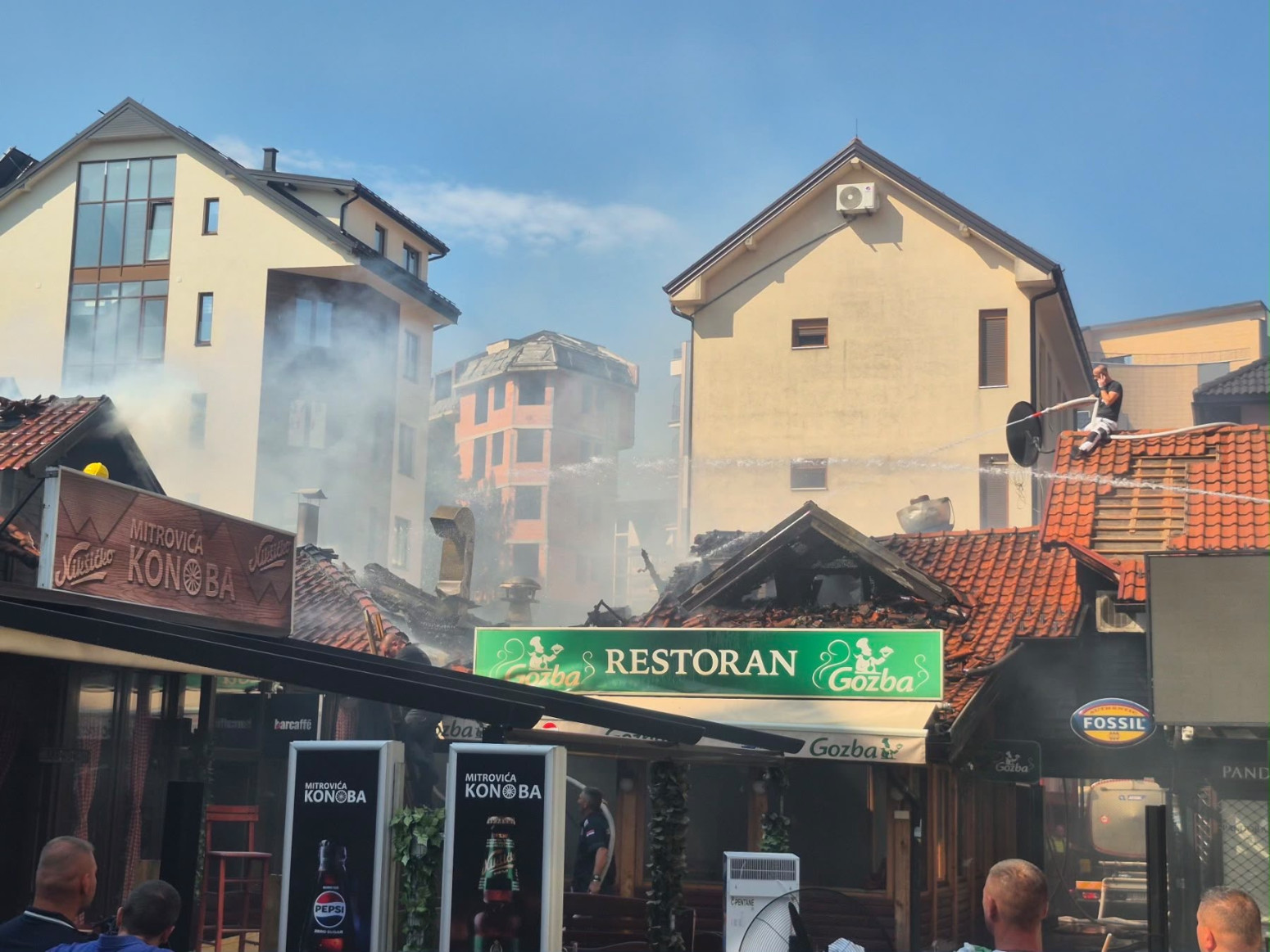 Lokalizovan požar na Zlatiboru; Vatra počela brzo da se širi, zaposleni evakuisani FOTO