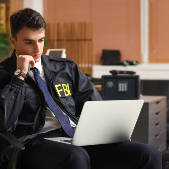 FBI objavio hitno upozorenje: Sajber-kriminalci upadaju na naloge i kradu intimne slike