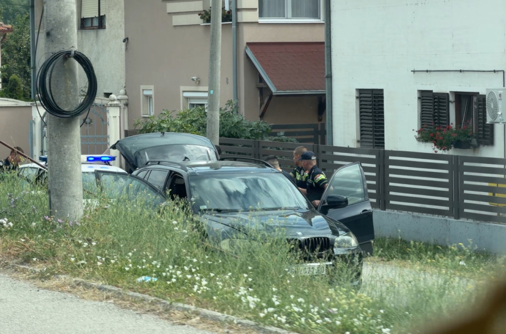 Pokušao da pobegne policiji: Presretnut BMW X5, vozaču stavljene lisice FOTO