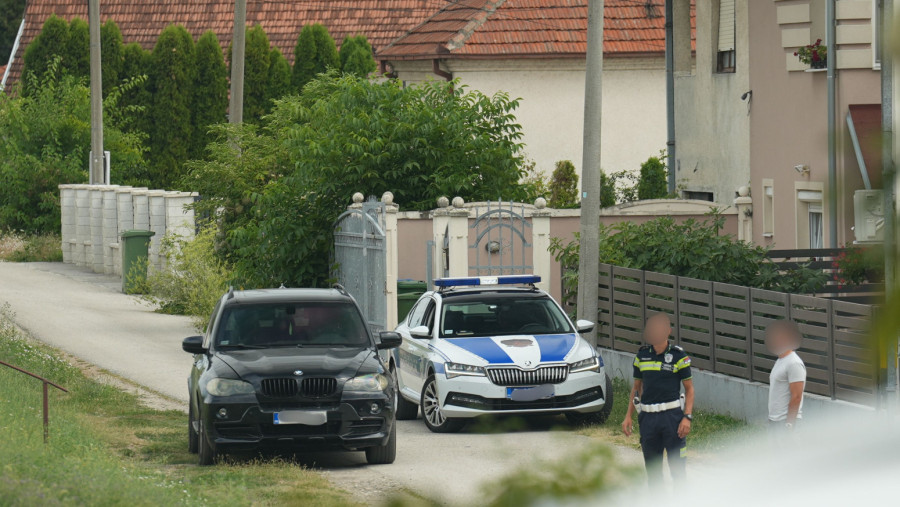 Pokušao da pobegne policiji: Presretnut BMW X5, vozaču stavljene lisice FOTO