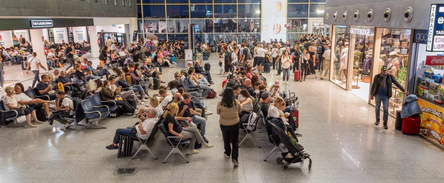 Turisti zarobljeni zbog vulkana: Taksi i do 800 evra, smeštaj preskup, spava se na travi i podu FOTO/VIDEO