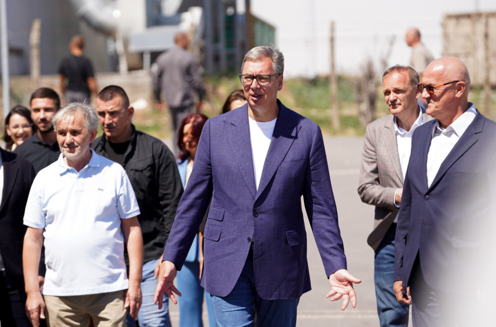 Odavde dobijamo najviše jaja; Vučić u Jagodini posetio farmu: "Ojačaćemo domaće kompanije" FOTO