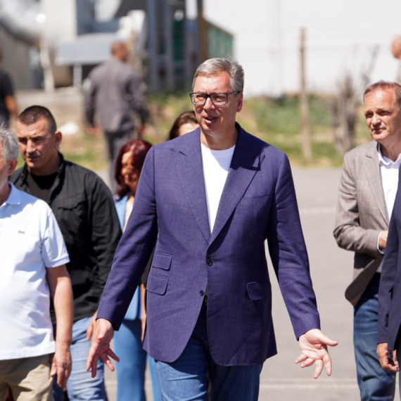 Odavde dobijamo najviše jaja; Vučić u Jagodini posetio farmu: "Ojačaćemo domaće kompanije" FOTO