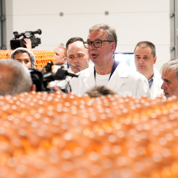 Odavde dobijamo najviše jaja; Vučić u Jagodini posetio farmu: "Ojačaćemo domaće kompanije" FOTO