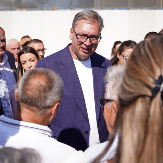 Vučić obišao kompaniju "Gerber-Export": "Imamo dve stvari koje radimo odmah"; Najavio i pojeftinjenje lekova