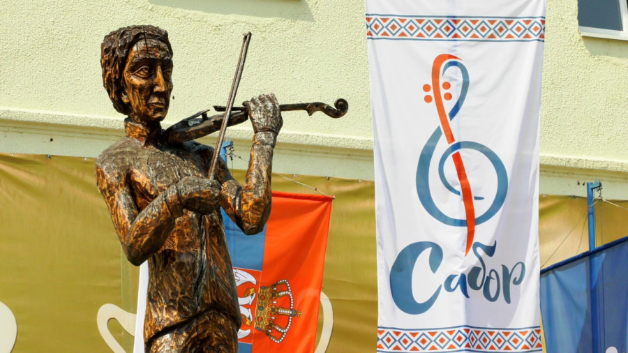 Ovo selo danas je najveselije u Srbiji: Zasvirale violine, podignuta zastava, a stigla i važna najava FOTO