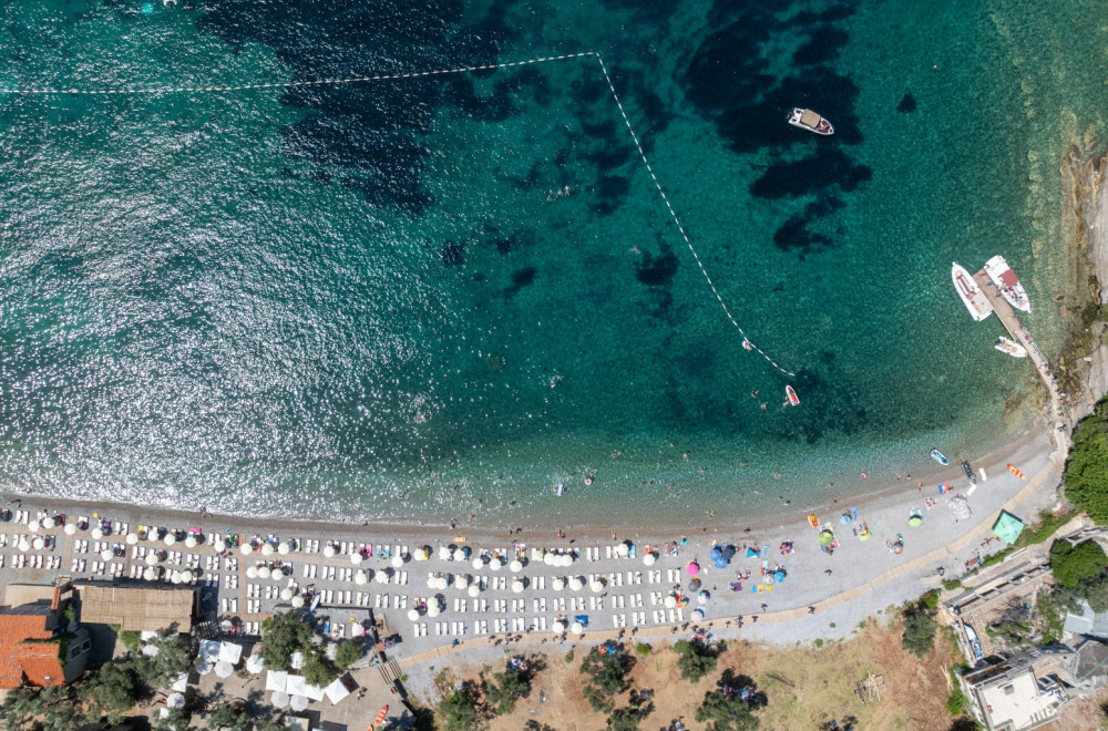Skriveni biser Crne Gore: Ova plaža ima pogled na Mamulu, a set ležaljki košta 20 evra FOTO/VIDEO
