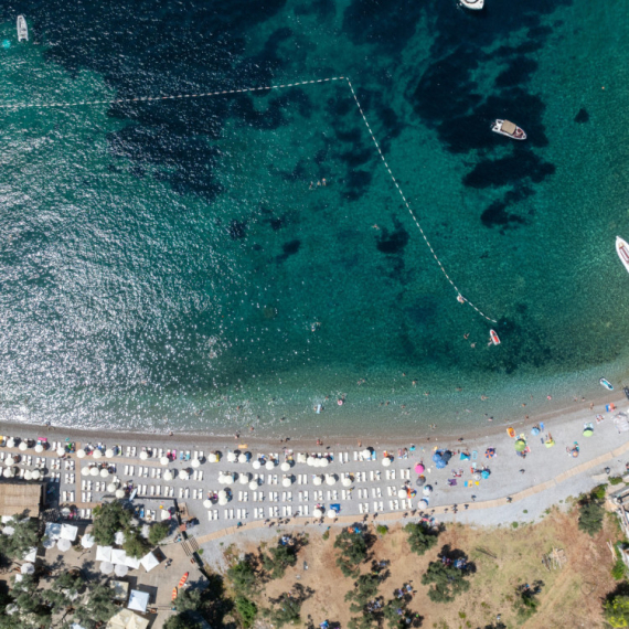 Skriveni biser Crne Gore: Ova plaža ima pogled na Mamulu, a set ležaljki košta 20 evra FOTO/VIDEO