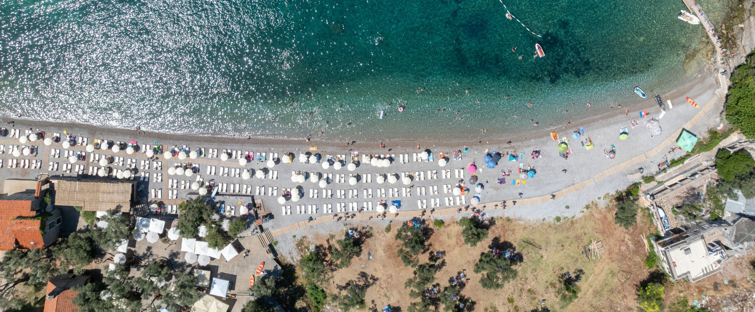 Skriveni biser Crne Gore: Ova plaža ima pogled na Mamulu, a set ležaljki košta 20 evra FOTO/VIDEO