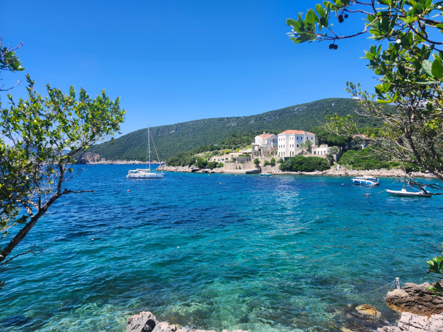 Skriveni biser Crne Gore: Ova plaža ima pogled na Mamulu, a set ležaljki košta 20 evra FOTO/VIDEO