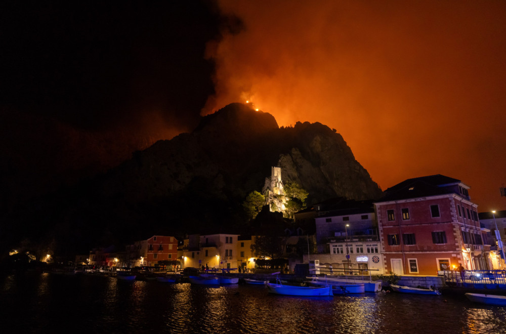 Apocalyptic scenes nearby: Fire devours everything; Cars burned; People hospitalized PHOTO/VIDEO