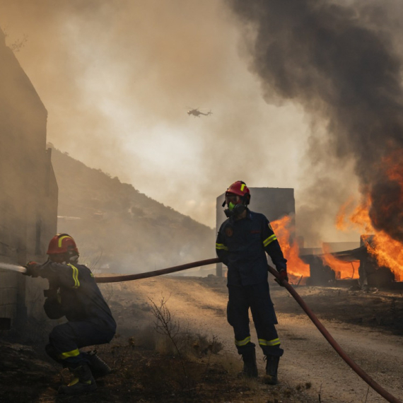 Gori Grčka: Vatrogasci pokušavaju da zaustave širenje požara