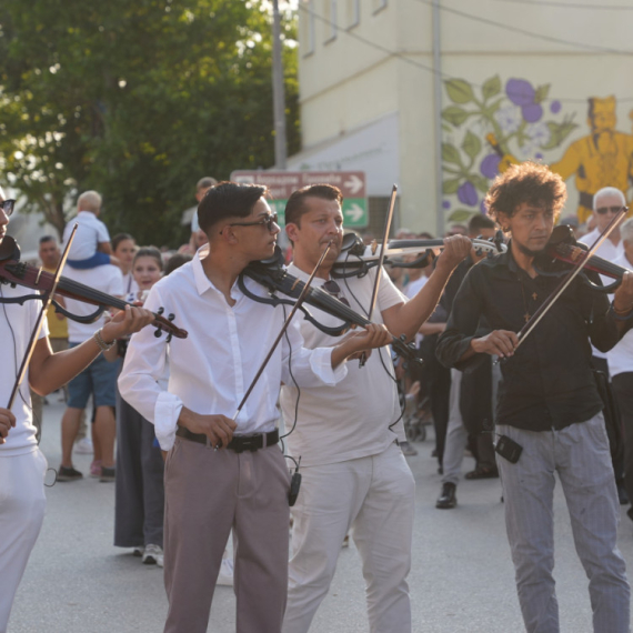 Ovo selo danas je najveselije u Srbiji: Zasvirale violine, podignuta zastava, a stigla i važna najava FOTO