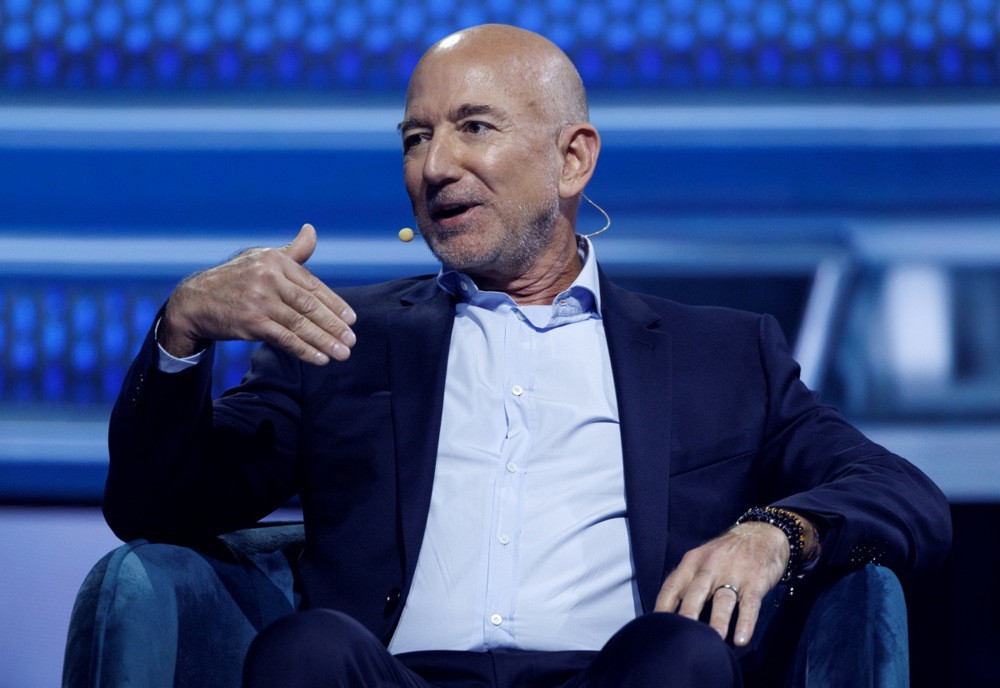 Džef Bezos nagovorio Ferrari na električni automobil: Deset godina kasnije stigao je Luce