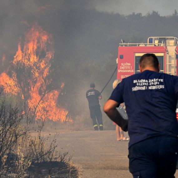 Požar kod Herceg Novog se širi; Evakuisano stanovništvo – angažovani helikopteri i avioni VIDEO