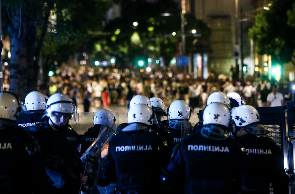Brutalna blokaderska kampanja: Povređeno oko 260 policajaca; Gađali su ih motkama i šipkama VIDEO