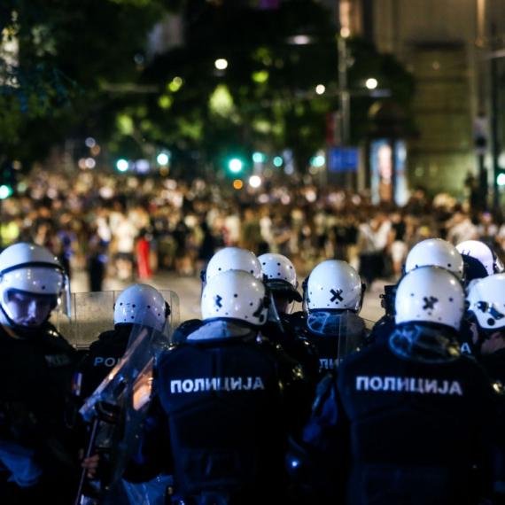 Brutalna blokaderska kampanja: Povređeno oko 260 policajaca; "Gađali su ih motkama i šipkama" VIDEO