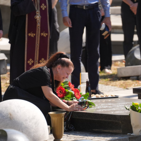Potresne scene na pomenu Andriji Bajiću: Mala Cana plače neutešno za voljenim suprugom FOTO