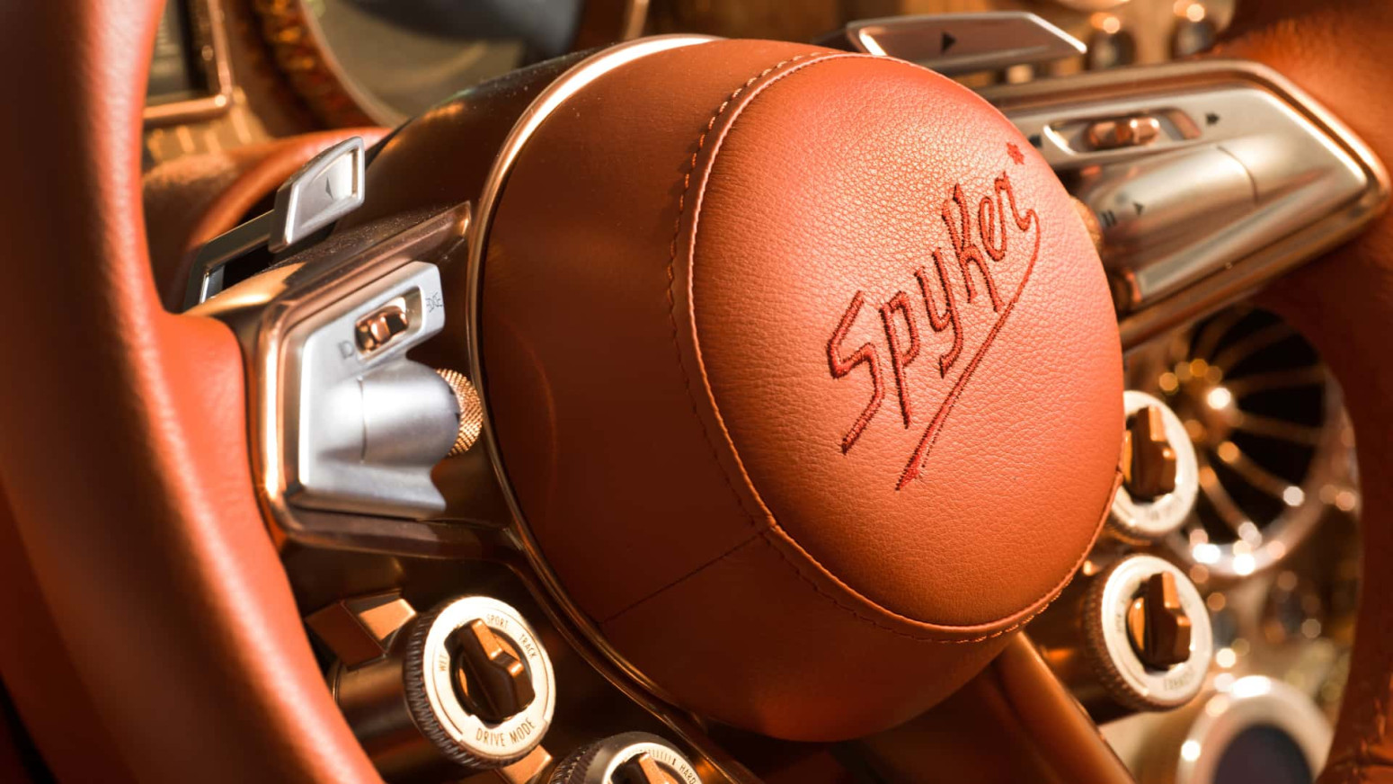 Povratak iz mrtvih: Spyker predstavio zver od 800 KS sa tri pedale FOTO