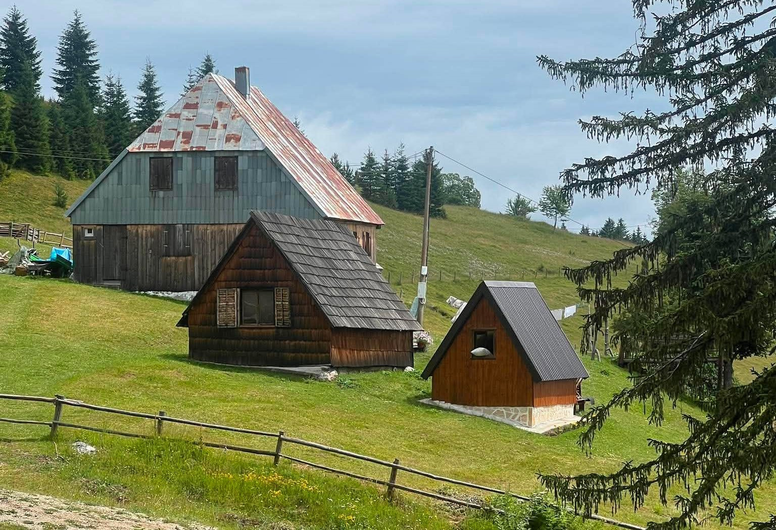 Posebno selo na Balkanu: Jedino stalno naseljeno mesto na 1.600 metara nadmorske visine FOTO