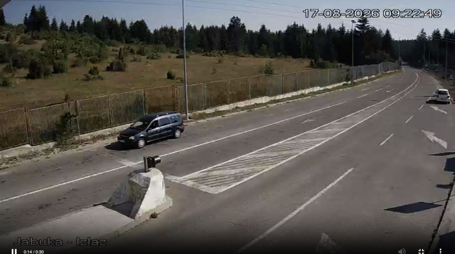 Turisti okupirali Gostun: Nepregledne kolone ka Crnoj Gori, a ovaj prelaz kao da je zaboravljen FOTO
