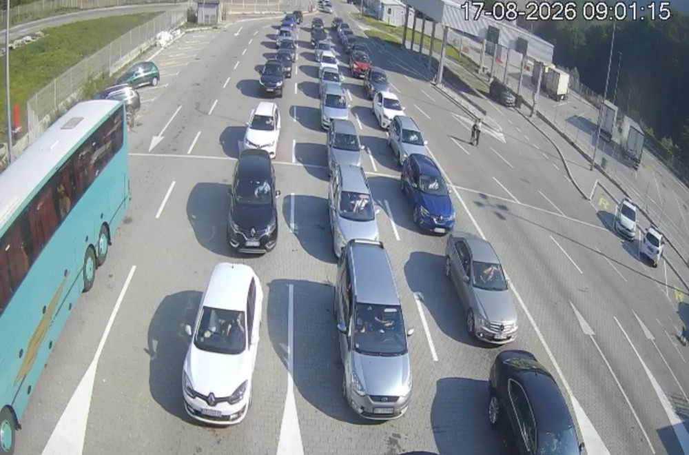 Turisti okupirali Gostun: Nepregledne kolone ka Crnoj Gori, a ovaj prelaz kao da je zaboravljen FOTO