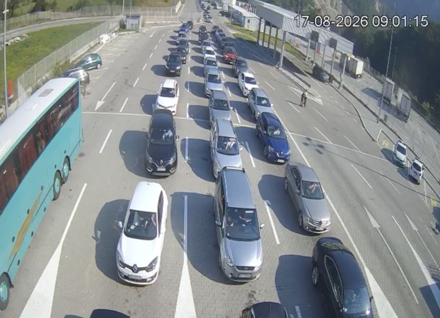 Turisti okupirali Gostun: Nepregledne kolone ka Crnoj Gori, a ovaj prelaz kao da je zaboravljen FOTO