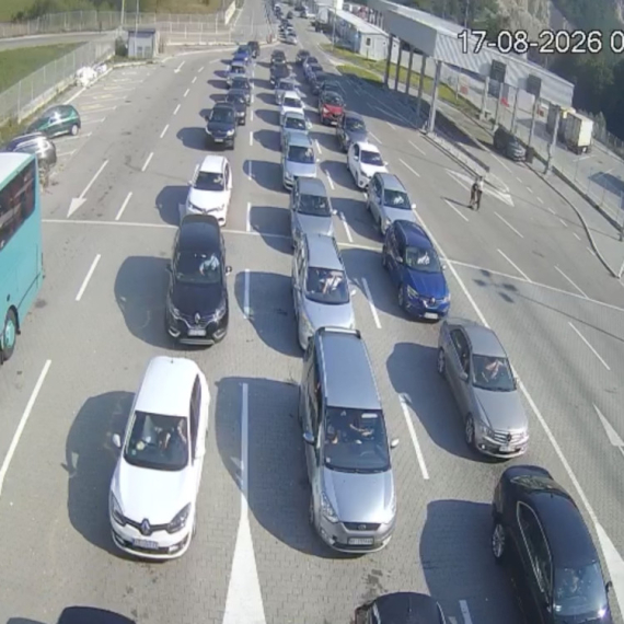Turisti okupirali Gostun: Nepregledne kolone ka Crnoj Gori, a ovaj prelaz kao da je zaboravljen FOTO