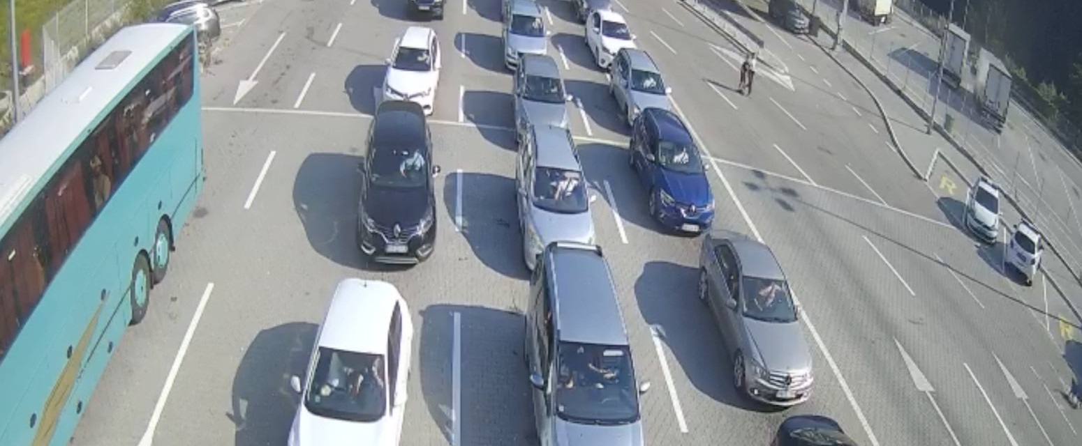 Turisti "okupirali" Gostun: Nepregledne kolone ka Crnoj Gori, a ovaj prelaz kao da je zaboravljen FOTO