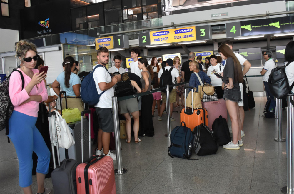 Kulja lava, na aerodromu ograničenje: Turisti u problemu zbog Etne FOTO