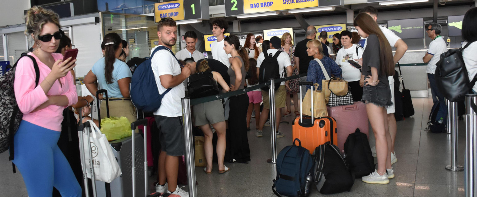 Kulja lava, na aerodromu ograničenje: Turisti u problemu zbog Etne FOTO