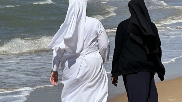 Izbio "sveti rat" zbog plažnog bara: Časne sestre se pobunile, imaju jak razlog