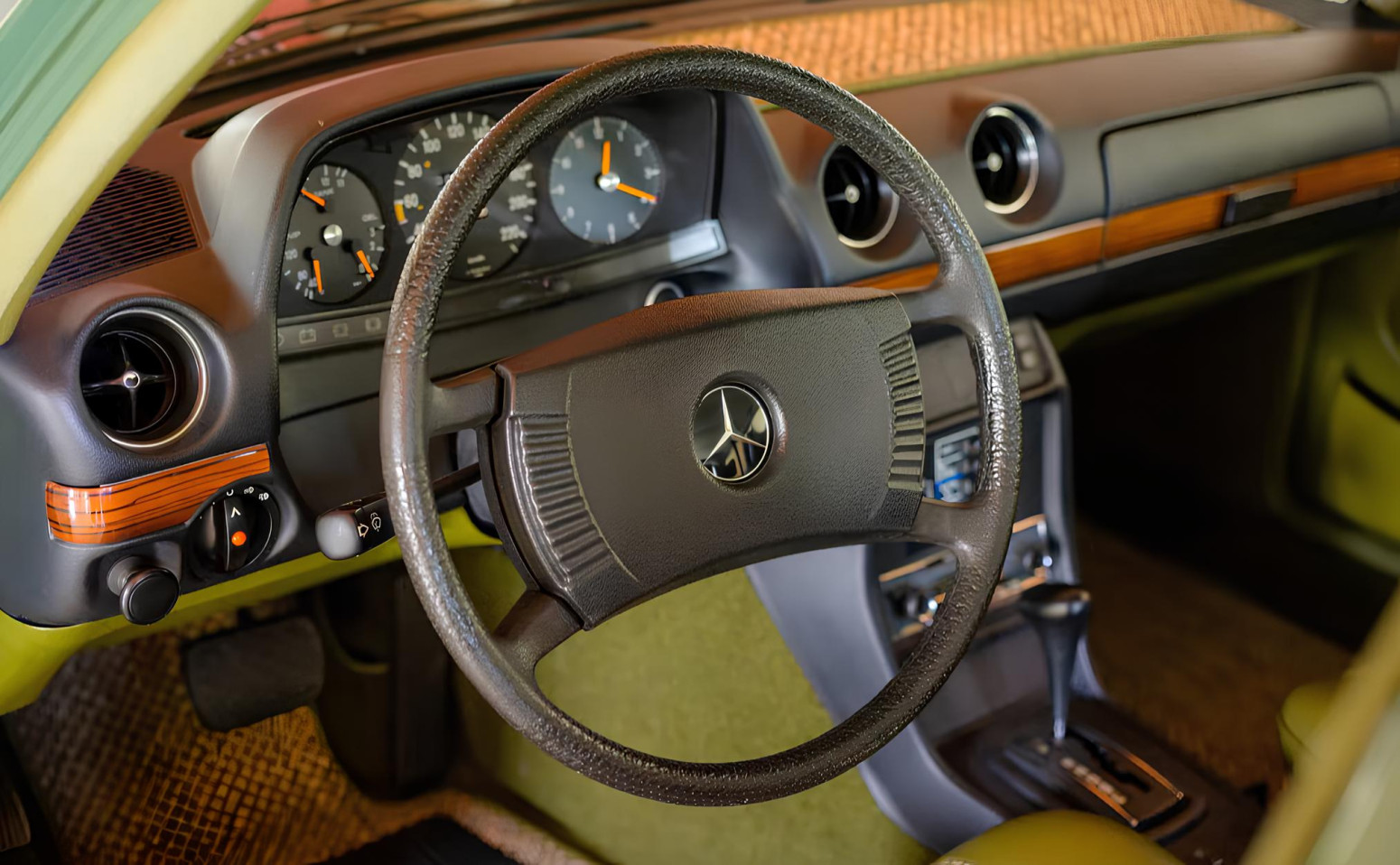 Zakopan od 1980. godine: Ovaj Mercedes danas vredi više nego novi superautomobil FOTO