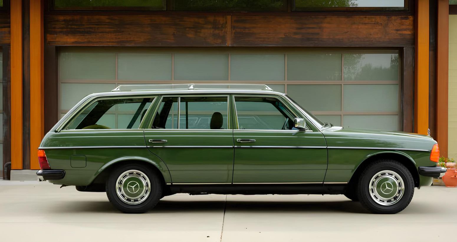 Zakopan od 1980. godine: Ovaj Mercedes danas vredi više nego novi superautomobil FOTO