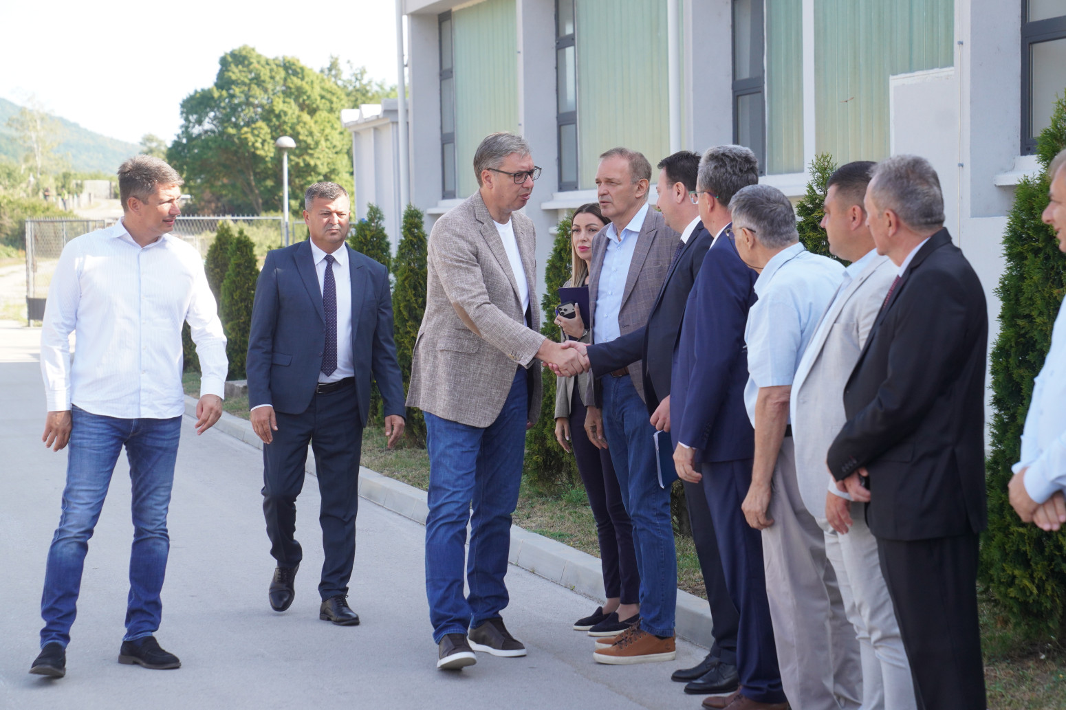 Vučić u obilasku kompanije Jumko: Radinicima bolji uslovi, pogon neće biti ugašen FOTO