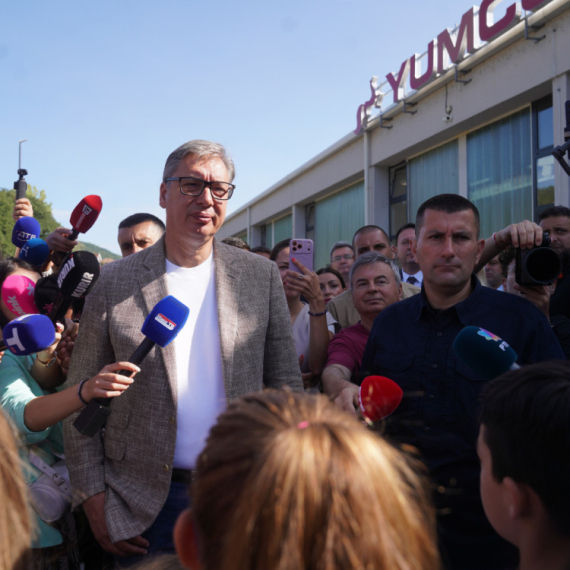 Vučić u obilasku kompanije Jumko: Radinicima bolji uslovi, pogon neće biti ugašen FOTO
