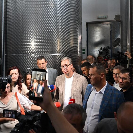 Vučić obišao porodičnu destileriju: "Nadam se da ćemo uspeti da budemo vinska sila, ne samo u regionu"