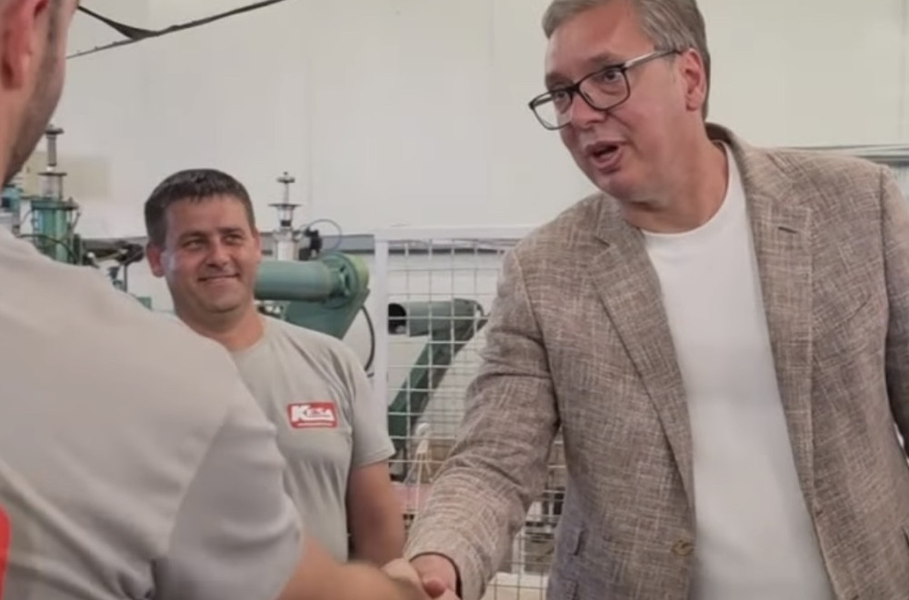 Vučić u Pejkovcu najavio ulaganja: "Radićemo trotoare, puteve i kanalizaciju"; Obišao fabriku ambalaže