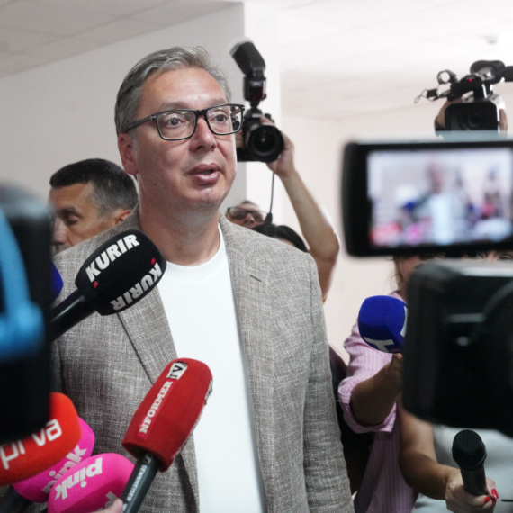 Devojčica pitala Vučića da se renovira škola, on odmah reagovao: "Naravno da ćemo da renoviramo" VIDEO