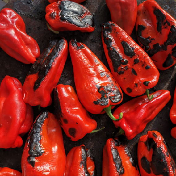 Kožica sa pečenih paprika skida se u jednom potezu, evo kako