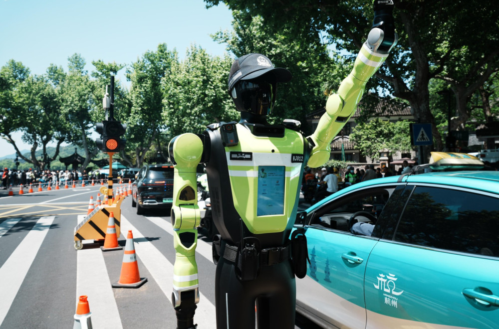 Robokap uživo: Kinezi imaju robota policajca FOTO/VIDEO