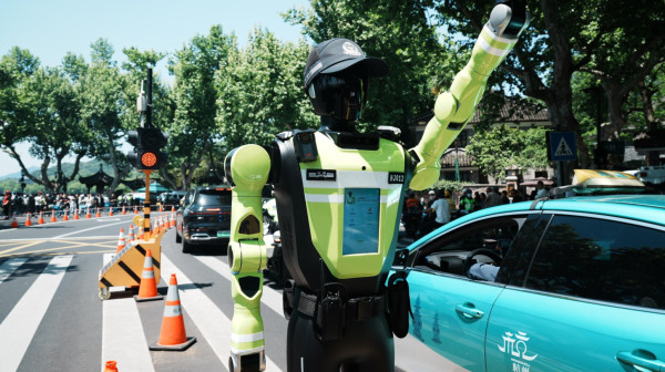 Robokap uživo: Kinezi imaju robota policajca FOTO/VIDEO