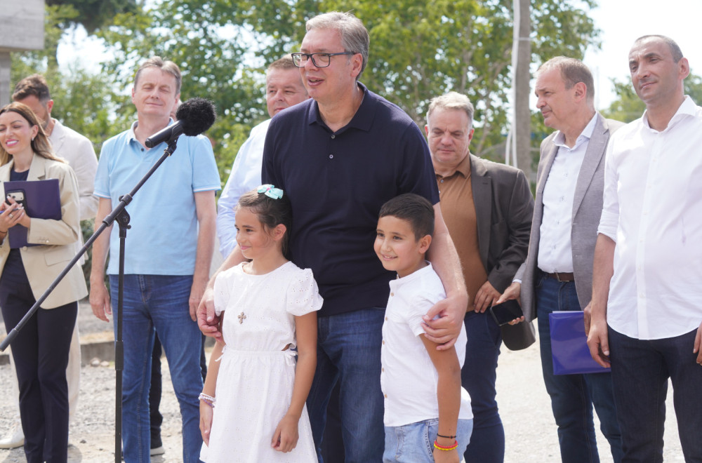 Vučić sa građanima u Vladimircima; Najmlađi mu uručili poklon; "Ja nosim to kod sebe u kabinet, baš ste divni"