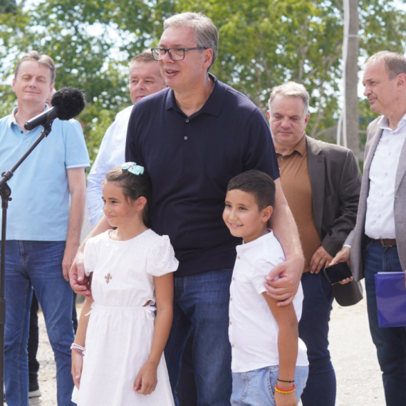 Vučić sa građanima u Vladimircima; Najmlađi mu uručili poklon; "Ja nosim to kod sebe u kabinet, baš ste divni"