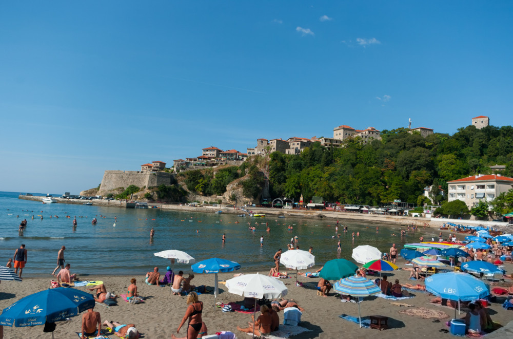 Obezbeđenje stoji na ulazu: Muškarci ne smeju na ovu plažu u Crnoj Gori, razlog će vas iznenaditi FOTO