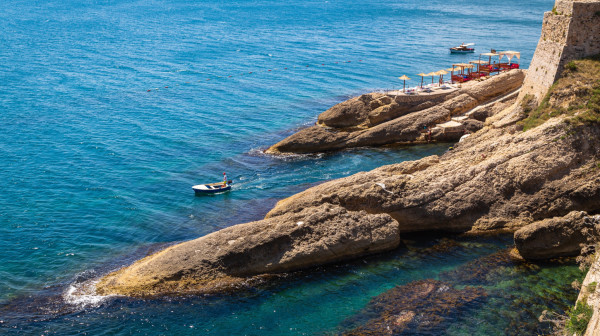 Kupači zatekli neobične prizore: Blokirane plaže u dve zemlje