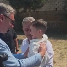 Vučić se susreo sa kumčetom Lazarom; Emotivan zagrljaj predsednika Srbije i dečaka iz Kosovske Kamenice