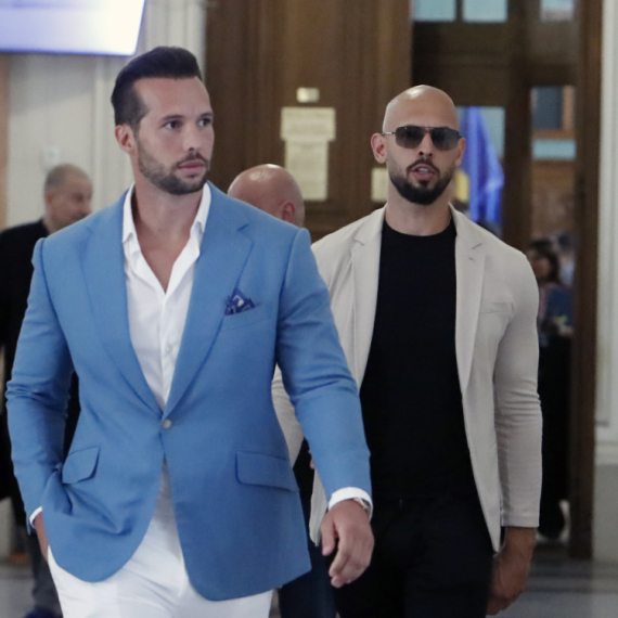 Braća Tejt prijavljena zbog "ruske propagande": Snimali se na tenku i sa oružjem