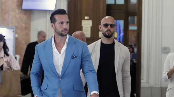 Braća Tejt prijavljena zbog "ruske propagande": Snimali se na tenku i sa oružjem